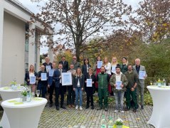 Neue Zertifikate für den frisch rezertifizierten Für Allergiker qualitätsgeprüften Kurort Bad Aibling gab es für Bürgermeister Stephan Schlier und Kurdirektor Thomas Jahn (vorn 4.u.5.v.li.) und die allergikerfreundlichen Betriebe von BHV-Projektleiterin Anja Bode (hi 2.v.li.), © AIB-KUR GmbH &amp; CO KG