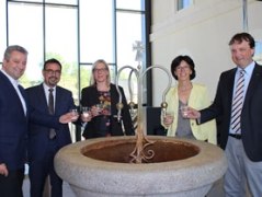 Auf die Gesundheit – von links: Prof. Dr. Thomas Beyer (Landesvorsitzender des
LAB und der AWO in Bayern), der BHV-Vorsitzende Klaus Holetschek, Sonja Borzel (AWO
Bezirksverband Ober- und Mittelfranken e. V.), Evi Bindrim (Paritätische Haus am Kurpark
gGmbH) und Stefan Wagner (Landes-Caritasverband Bayern e. V.).