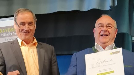 Vorsitzender Alois Brundobler überreicht Rudolf Weinberger die Urkunde zum Ehrenmitglied, © Rosi Raab/BHV