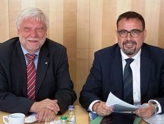 Ein sinnvoller Schulterschluss - Dr. Jakob Berger (links) vom Bayerischen Hausärzteverband und Klaus Holetschek, Vorsitzender des Bayerischen Heilbäder-Verbandes, © Bayerischer Heilbäder-Verband e.V. Ein sinnvoller Schulterschluss - Dr. Jakob Berger (links) vom Bayerischen Hausärzteverband und Klaus Holetschek, Vorsitzender des Bayerischen Heilbäder-Verbandes, © Bayerischer Heilbäder-Verband e.V.