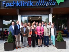 Die BHV-Vorstandschaft mit dem Verbandsvorsitzenden Klaus Holetschek (4. von rechts) beim Besuch in der Fachklinik Allgäu mit Bürgermeisterin Michaela Waldmann (links daneben)  und dem Geschäftsführer der Klinik Andreas Nitsch (2. von links).