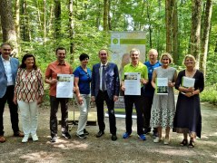 Auch Bad Kötzting wurde zertifiziert. Foto von links: BHV-Vorsitzender Peter Berek, Projektleiterin Prof. Dr. Dr. Angela Schuh (LMU München), Bürgermeister Markus Hofmann, Bettina Pritzl, Wirtschaftsminister Hubert Aiwanger, Kurdirektor Sepp Barth, ‚Rupert Fichtl und die Projektwissenschaftlerinnen Dr. Gisela Immich und Dipl. Ing. Eva Robl.