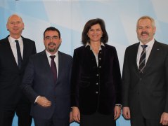 Jahrespressekonferenz: Dr. Martin Spantig (BAYERN TOURISMUS Marketing GmbH), Klaus Holetschek (Bayerischer Heilbäder-Verband e.V.), Ilse Aigner (Bayerische Staatsministerin für Wirtschaft und Medien, Energie und Technologie) und Ulrich N. Brandl (Hotel- und Gaststättenverband DEHOGA Bayern e.V.), © Bayerischer Heilbäder-Verband e.V.