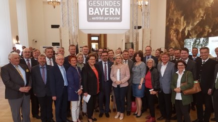 In der Mitte vorne der Vorsitzende des Bayerischen Heilbäder-Verbandes Klaus Holetschek, MdL, links daneben Landtagspräsidentin Barbara Stamm, rechts neben ihm Gesundheitsministerin Melanie Huml. In der Mitte vorne der Vorsitzende des Bayerischen Heilbäder-Verbandes Klaus Holetschek, MdL, links daneben Landtagspräsidentin Barbara Stamm, rechts neben ihm Gesundheitsministerin Melanie Huml.
