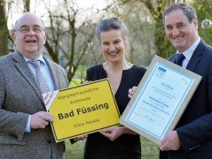Kurdirektor Rudolf Weinberger, BHV-Projektleiterin Anja Bode und B&uuml;rgermeister Alois Brundobler freuen sich &uuml;ber die erreichte Profilierung von Bad F&uuml;ssing als allergikerfreundliche Kommune, &copy; Schlegel