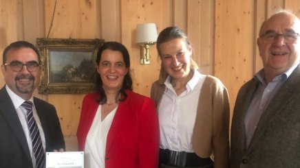 Klaus Holetschek, Prof. Claudia Traidl-Hoffmann, Anja Bode und Rudolf Weinberger (v. li.) beim Ideenaustauch im Bayerischen Landtag., © Bayerischer Heilbäder-Verband e.V. Klaus Holetschek, Prof. Claudia Traidl-Hoffmann, Anja Bode und Rudolf Weinberger (v. li.) beim Ideenaustauch im Bayerischen Landtag., © Bayerischer Heilbäder-Verband e.V.