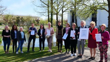 Brigitte Steidele - Dritte Bürgermeisterin der Gemeinde Bad Füssing und Bad Füssings Kur- & Tourismusmanagerin Daniela Leipelt (2. u. 3. v.r.) freuen sich mit BHV-Projektleiterin Anja Bode (6.v.r.) und den Betrieben über die Auszeichnung Für Allergiker qualitätsgeprüft, © Rudolf G. Maier Brigitte Steidele - Dritte Bürgermeisterin der Gemeinde Bad Füssing und Bad Füssings Kur- & Tourismusmanagerin Daniela Leipelt (2. u. 3. v.r.) freuen sich mit BHV-Projektleiterin Anja Bode (6.v.r.) und den Betrieben über die Auszeichnung Für Allergiker qualitätsgeprüft, © Rudolf G. Maier