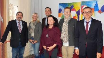 von rechts: Joachim Görtz (bpa), Gabriella Squarra (Kur GmbH), Barbara Braml (Gesundheitspädagogin), Kai Kasri (bpa), Marita Hämmerlein (Leiterin des Vivaldo Seniorenhauses St. Laurentius in Piding) und Dr. Christian Alex (BHV), © Bayerischer Heilbäder-Verband e.V.