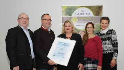 v.l. Rudolf Weinberger Geschäftsführer vom Bayerischern Heilbäder-Verband e.V.; Jürgen Kohmann, Erster Bürgermeister von Bad Staffelstein; Sonja C. Kretschmar, Fachreferentin Tourismus TÜV Rheinland; Anne-Maria Schneider, Leiterin Tourismus Bad Staffelstein und Anja Bode Projektleitung, © Kur &amp; Tourismus Service Bad Staffelstein