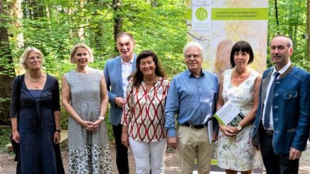 Anlässlich der Veröffentlichung des Handbuches zur Entwicklung von zertifizierten Kur- und Heilwäldern in Bayern die Autorinnen von links Dipl. Ing. Eva Robl, Dr. Gisela Immich und  Prof. Dr. Dr. Angela Schuh von der Ludwig-Maximilians Universität mit dem BHV-Vorsitzenden Peter Berek, Prof. Eberhard Volger und Ute Ammerpohl vom Kompetenzzentrum und Wirtschaftsminister Hubert Aiwanger / Foto  BHV