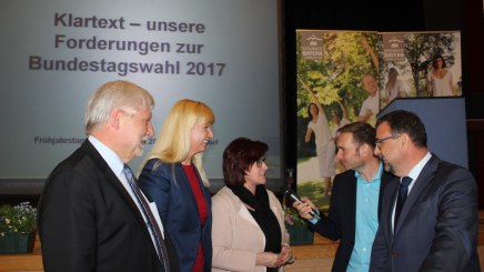 Bei der Diskussion (v.l.): Dr. Jakob Berger, 2. stellvertretender Landesvorsitzender des Bayerischen Haus&auml;rzteverbandes e.V., Dr. Claudia W&ouml;hler, Gesch&auml;ftsf&uuml;hrerin der Landesgesch&auml;ftsstelle Bayern der BARMER, Ingrid Fischbach, Parlamentarische Staatssekret&auml;rin im Bundesgesundheitsministerium, Moderator Martin Breitkopf vom BR und Vorsitzender Klaus Holetschek, &copy; Bayerischer Heilb&auml;der-Verband e.V.