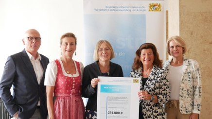 Bei der Übergabe des Förderbescheides von links: Dr. Dieter Frisch (LMU München), BHV-Projektleiterin Gabriella Squarra, die Amtschefin des Wirtschaftsministeriums Dr. Sabine Jarothe, Prof. Dr. Dr. Angela Schuh und Gisela Immich, LMU München.