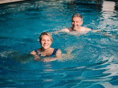 Der Gesundheits- und Präventionstourismus bleibt ein zentraler Wachstumstreiber des Bayerntourismus. Rund 23,3 Millionen Übernachtungen - beinahe jede vierte Nächtigung in Bayern - und 5,6 Millionen Gästeankünfte entfielen 2025 auf Bayerns Heilbäder und Kurorte., © Bayerischer Heilbäder-Verband e.V.; Foto: Leonie Lorenz Der Gesundheits- und Präventionstourismus bleibt ein zentraler Wachstumstreiber des Bayerntourismus. Rund 23,3 Millionen Übernachtungen - beinahe jede vierte Nächtigung in Bayern - und 5,6 Millionen Gästeankünfte entfielen 2025 auf Bayerns Heilbäder und Kurorte., © Bayerischer Heilbäder-Verband e.V.; Foto: Leonie Lorenz