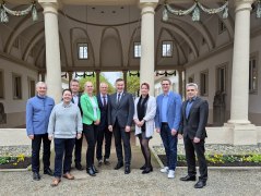 Der neu gewählte Vorstand – von links nach rechts: Die Beisitzer Sepp Barth (Bad Kötzting) und Dr. Christoph Lung (Bad Reichenhall), Schatzmeister Thomas Beck (Bad Bocklet), die Beisitzer Cathrin Herd (Bad Wörishofen) und Max Hillmeier (Bad Hindelang), der BHV-Vorsitzende Peter Berek, Beisitzerin Brita Hohenreiter (Bad Tölz), stv. BHV-Vorsitzender Tobias Kurz und BHV-Geschäftsführer Frank Oette.