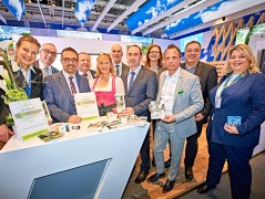Hubert Aiwanger, Bayerischer Staatsminister für Wirtschaft, Landesentwicklung und Energie (5. v. re.) und Thorsten Glauber, Bayerischer Staatsminister für Umwelt und Verbraucherschutz (4. v. re.) am BHV-Stand auf der ITB mit BHV-Vorsitzendem Klaus Holetschek (3. v. li.), BHV-Projektleiterin Anja Bode (li.), Sonja Kretschmar (re.) und Olaf Seiche (2. v. re.) von TÜV Rheinland, © bayern.byGert_Krautbauer