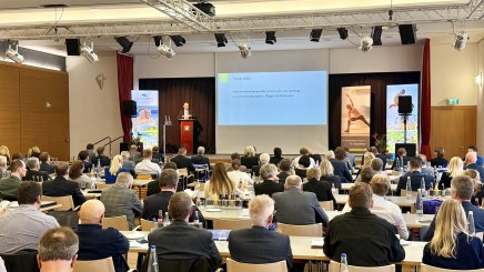 Der Vorsitzende des Gesundheitsausschusses im Bayerischen Landtag, Bernhard Seidenath, würdigte die Kurorte als unverzichtbaren Bestandteil des bayerischen Gesundheitssystems: "Unsere Heilbäder sind eine Bank für die Gesundheit. Sie sind eine starke Säule für den Freistaat Bayern." Foto: BHV Der Vorsitzende des Gesundheitsausschusses im Bayerischen Landtag, Bernhard Seidenath, würdigte die Kurorte als unverzichtbaren Bestandteil des bayerischen Gesundheitssystems: "Unsere Heilbäder sind eine Bank für die Gesundheit. Sie sind eine starke Säule für den Freistaat Bayern." Foto: BHV