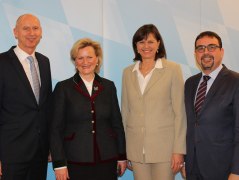 Von links nach rechts: Dr. Martin Spantig (Geschäftsführer BAYERN TOURISMUS Marketing GmbH), Angela Inselkammer (Präsidentin Bayerischer Hotel- und Gaststättenverbandes DEHOGA Bayern e.V.), Staatsministerin Ilse Aigner und Klaus Holetschek (Vorsitzender Bayerischer Heilbäder-Verband e.V.), © Bayerischer Heilbäder-Verband e.V.