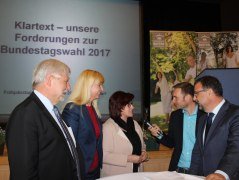 Bei der Diskussion (v.l.): Dr. Jakob Berger, 2. stellvertretender Landesvorsitzender des Bayerischen Haus&auml;rzteverbandes e.V., Dr. Claudia W&ouml;hler, Gesch&auml;ftsf&uuml;hrerin der Landesgesch&auml;ftsstelle Bayern der BARMER, Ingrid Fischbach, Parlamentarische Staatssekret&auml;rin im Bundesgesundheitsministerium, Moderator Martin Breitkopf vom BR und Vorsitzender Klaus Holetschek, &copy; Bayerischer Heilb&auml;der-Verband e.V.