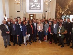 In der Mitte vorne der Vorsitzende des Bayerischen Heilb&auml;der-Verbandes Klaus Holetschek, MdL, links daneben Landtagspr&auml;sidentin Barbara Stamm, rechts neben ihm Gesundheitsministerin Melanie Huml.