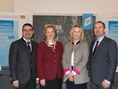 Hubert Aiwanger, Wirtschaftsminister mit (v.l.) Klaus Holetschek, MdL und Vorsitzender des BHV; Angela Inselkammer, Präsidentin des DEHOGA-Landesverbands Bayern und Barbara Radomski, Geschäftsführerin der BAYERN TOURISMUS Marketing GmbH., © Rosi Raab, PR-Agentur