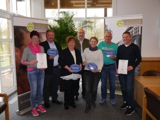 Auf dem Foto (von links):
Gabi Steven / Rottal Terme Bad Birnbach,
Gerhard Winklhofer / Fortbildungsleitung BHV,
Vesna Zinkeisen / Spa &amp; Familienresort Rupertustherme Bad Reichenhall,
Rudolf Weinberger / Geschäftsführer BHV,
Ruth Stidl / Gäste- und Kurservice Bad Griesbach,
Roland Freudenstein / Praxis für Physiotherapie Bad Füssing,
Jürgen Knon / Teamleiter Therapie Johannesbad Hotels Bad Füssing, © Kur- &amp; GästeService Bad Füssing
