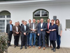 Bayerns Gesundheitsreiseziele setzen 2026 auf weiteres Wachstum. Das Pr&auml;dikat &bdquo;Bad&ldquo; soll dabei auch k&uuml;nftig Markenzeichen, Standortfaktor und Qualit&auml;tsversprechen zugleich sein, wie der Bayerische Heilb&auml;der-Verband (BHV) bei seiner Vorstandssitzung im oberbayerischen Bad T&ouml;lz (Landkreis Bad T&ouml;lz-Wolfratshausen) deutlich machte. Hinten v.l.: Thomas Jahn (Vorsitzender Marketingausschuss), Julia Stetter (Bayerisches Staatsministerium f&uuml;r Ern&auml;hrung, Landwirtschaft, Forsten und Tourismus), Frau Luise Turkowski (Bayerisches Staatsministerium f&uuml;r Ern&auml;hrung, Landwirtschaft, Forsten und Tourismus), Tobias Kurz (2. Vorsitzender), Thomas Beck (Schatzmeister), Viktor Gr&ouml;ll (Rechnungspr&uuml;fer), Magdalena Resch (Gesch&auml;ftsstelle); vorne v.l.: Dr. Christian Alex (Beratender Arzt), Frank Oette (Gesch&auml;ftsf&uuml;hrer), Dr. Ingo Mehner (Erster B&uuml;rgermeister Bad T&ouml;lz), Peter Berek (1. Vorsitzender), Brita Hohenreiter (Vorstandsmitglied und Kurdirektorin Bad T&ouml;lz)Foto: Bayerischer Heilb&auml;der-Verband