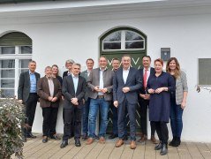 Bayerns Gesundheitsreiseziele setzen 2026 auf weiteres Wachstum. Das Prädikat „Bad“ soll dabei auch künftig Markenzeichen, Standortfaktor und Qualitätsversprechen zugleich sein, wie der Bayerische Heilbäder-Verband (BHV) bei seiner Vorstandssitzung im oberbayerischen Bad Tölz (Landkreis Bad Tölz-Wolfratshausen) deutlich machte. Hinten v.l.: Thomas Jahn (Vorsitzender Marketingausschuss), Julia Stetter (Bayerisches Staatsministerium für Ernährung, Landwirtschaft, Forsten und Tourismus), Frau Luise Turkowski (Bayerisches Staatsministerium für Ernährung, Landwirtschaft, Forsten und Tourismus), Tobias Kurz (2. Vorsitzender), Thomas Beck (Schatzmeister), Viktor Gröll (Rechnungsprüfer), Magdalena Resch (Geschäftsstelle); vorne v.l.: Dr. Christian Alex (Beratender Arzt), Frank Oette (Geschäftsführer), Dr. Ingo Mehner (Erster Bürgermeister Bad Tölz), Peter Berek (1. Vorsitzender), Brita Hohenreiter (Vorstandsmitglied und Kurdirektorin Bad Tölz)Foto: Bayerischer Heilbäder-Verband Bayerns Gesundheitsreiseziele setzen 2026 auf weiteres Wachstum. Das Prädikat „Bad“ soll dabei auch künftig Markenzeichen, Standortfaktor und Qualitätsversprechen zugleich sein, wie der Bayerische Heilbäder-Verband (BHV) bei seiner Vorstandssitzung im oberbayerischen Bad Tölz (Landkreis Bad Tölz-Wolfratshausen) deutlich machte. Hinten v.l.: Thomas Jahn (Vorsitzender Marketingausschuss), Julia Stetter (Bayerisches Staatsministerium für Ernährung, Landwirtschaft, Forsten und Tourismus), Frau Luise Turkowski (Bayerisches Staatsministerium für Ernährung, Landwirtschaft, Forsten und Tourismus), Tobias Kurz (2. Vorsitzender), Thomas Beck (Schatzmeister), Viktor Gröll (Rechnungsprüfer), Magdalena Resch (Geschäftsstelle); vorne v.l.: Dr. Christian Alex (Beratender Arzt), Frank Oette (Geschäftsführer), Dr. Ingo Mehner (Erster Bürgermeister Bad Tölz), Peter Berek (1. Vorsitzender), Brita Hohenreiter (Vorstandsmitglied und Kurdirektorin Bad Tölz)Foto: Bayerischer Heilbäder-Verband