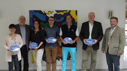 Geschäftsführer Rudolf Weinberger (2 v.l.) und Schulungsleiter Gerhard Winklhofer (rechts) gratulieren den fünf Leistungserbringern (v.l.) Anja Hösl, Silke Schwichtenberg-Fuchs, Alexander Stopp, Mario Hikli und Heinrich Saller zur erfolgreich absolvierten Weiterbildung, © Kur- & GästeService - Gesundheit ServiceCenter, Bad Füssing Geschäftsführer Rudolf Weinberger (2 v.l.) und Schulungsleiter Gerhard Winklhofer (rechts) gratulieren den fünf Leistungserbringern (v.l.) Anja Hösl, Silke Schwichtenberg-Fuchs, Alexander Stopp, Mario Hikli und Heinrich Saller zur erfolgreich absolvierten Weiterbildung, © Kur- & GästeService - Gesundheit ServiceCenter, Bad Füssing