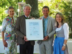 Freude in Bad Aibling über die BHV-Auszeichnung als „Für Allergiker qualitätsgeprüfter Kurort“: BHV-Projektleiterin Anja Bode, Erster Bürgermeister Felix Schwaller, Kurdirektor Thomas Jahn und Daniela Schuh vom Gästeservice (v. li.)