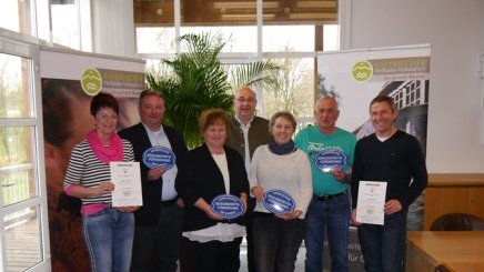 Auf dem Foto (von links):
Gabi Steven / Rottal Terme Bad Birnbach,
Gerhard Winklhofer / Fortbildungsleitung BHV,
Vesna Zinkeisen / Spa & Familienresort Rupertustherme Bad Reichenhall,
Rudolf Weinberger / Geschäftsführer BHV,
Ruth Stidl / Gäste- und Kurservice Bad Griesbach,
Roland Freudenstein / Praxis für Physiotherapie Bad Füssing,
Jürgen Knon / Teamleiter Therapie Johannesbad Hotels Bad Füssing, © Kur- & GästeService Bad Füssing Auf dem Foto (von links):
Gabi Steven / Rottal Terme Bad Birnbach,
Gerhard Winklhofer / Fortbildungsleitung BHV,
Vesna Zinkeisen / Spa & Familienresort Rupertustherme Bad Reichenhall,
Rudolf Weinberger / Geschäftsführer BHV,
Ruth Stidl / Gäste- und Kurservice Bad Griesbach,
Roland Freudenstein / Praxis für Physiotherapie Bad Füssing,
Jürgen Knon / Teamleiter Therapie Johannesbad Hotels Bad Füssing, © Kur- & GästeService Bad Füssing