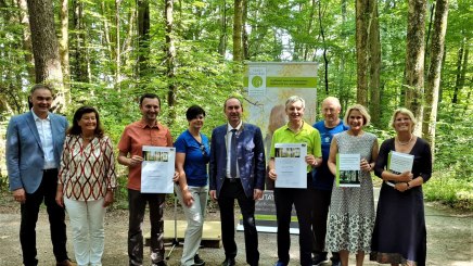 Auch Bad Kötzting wurde zertifiziert. Foto von links: BHV-Vorsitzender Peter Berek, Projektleiterin Prof. Dr. Dr. Angela Schuh (LMU München), Bürgermeister Markus Hofmann, Bettina Pritzl, Wirtschaftsminister Hubert Aiwanger, Kurdirektor Sepp Barth, ‚Rupert Fichtl und die Projektwissenschaftlerinnen Dr. Gisela Immich und Dipl. Ing. Eva Robl.