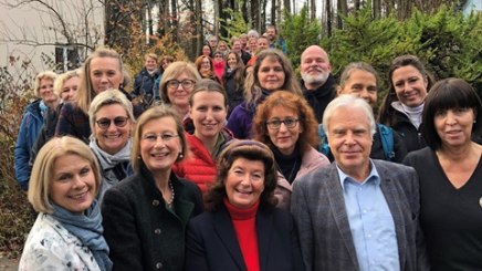 Die k&uuml;nftigen Waldgesundheitstrainer und die Kursleiter. Zweite von links BHV-Projektleiterin Gabriella Squarra, Mitte Prof. Dr. Dr. Angela Schuh (LMU M&uuml;nchen)