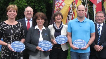 Geschäftsführer Rudolf Weinberger und Weiterbildungsleiter Gerhard Winklhofer mit den vier neuen Gütesiegelinhabern (von links): Kathrin Romeis-Merten, Erna Neumeyer, Christiane Denecke und Florian Bauer, © Kur- & GästeService Bad Füssing Geschäftsführer Rudolf Weinberger und Weiterbildungsleiter Gerhard Winklhofer mit den vier neuen Gütesiegelinhabern (von links): Kathrin Romeis-Merten, Erna Neumeyer, Christiane Denecke und Florian Bauer, © Kur- & GästeService Bad Füssing