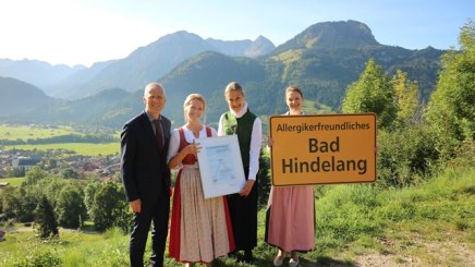 Das Zertifikat zur Auszeichnung von Bad Hindelang als F&uuml;r Allergiker qualit&auml;tsgepr&uuml;fter Kurort &uuml;berreichte Anja Bode, Projektleitung Bayerischer Heilb&auml;der-Verband e.V., 2.v.re, der 1. B&uuml;rgermeisterin von Bad Hindelang, Dr. Sabine R&ouml;del (2.v.li.) und dem Tourismusdirektor Maximilian Hillmeier (li.) sowie Stephanie Kricke, Projektbeauftragte Bad Hindelang Tourismus (re.), &copy; Judith F&uuml;genschuh Markt Bad Hindelang