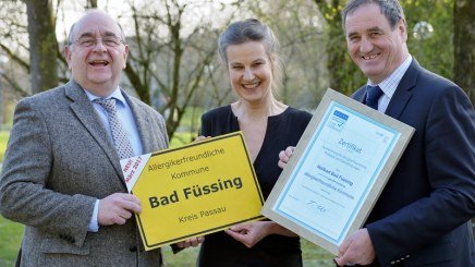Kurdirektor Rudolf Weinberger, BHV-Projektleiterin Anja Bode und B&uuml;rgermeister Alois Brundobler freuen sich &uuml;ber die erreichte Profilierung von Bad F&uuml;ssing als allergikerfreundliche Kommune, &copy; Schlegel