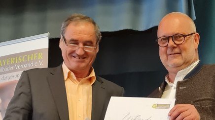 Vorsitzender Alois Brundobler gratuliert Ernst A. Stapfer zur Ernennung zum Ehrenmitglied, &copy; Rosi Raab/BHV