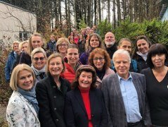 Die k&uuml;nftigen Waldgesundheitstrainer und die Kursleiter. Zweite von links BHV-Projektleiterin Gabriella Squarra, Mitte Prof. Dr. Dr. Angela Schuh (LMU M&uuml;nchen)