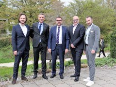 Die beteiligten Partner der Digitalisierungs-Projekte mit dem Bayerischen Gesundheitsminister – von links: Dr. Andreas Keck, keck-medical; Thomas Jahn, Geschäftführer Bayerischer Heilbäderverband, Gesundheitsminister Klaus Holetschek; Marc Isop, COO Onlim GmbH; Mag. Jörg Weise Head of Business Development DACH Infermedica, © Bayerischer Heilbäder-Verband