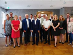 Gruppenfoto bei der BHV-Vorstandssitzung im Alten Amtshaus mit Bürgermeister Bruno Altrichter (5. von links) und dem BHV-Vorsitzenden Klaus Holetschek (rechts neben ihm).