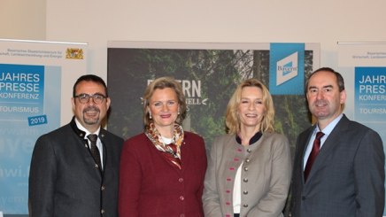 Hubert Aiwanger, Wirtschaftsminister mit (v.l.) Klaus Holetschek, MdL und Vorsitzender des BHV; Angela Inselkammer, Präsidentin des DEHOGA-Landesverbands Bayern und Barbara Radomski, Geschäftsführerin der BAYERN TOURISMUS Marketing GmbH., © Rosi Raab, PR-Agentur