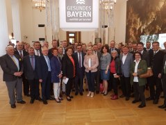 In der Mitte vorne der Vorsitzende des Bayerischen Heilbäder-Verbandes Klaus Holetschek, MdL, links daneben Landtagspräsidentin Barbara Stamm, rechts neben ihm Gesundheitsministerin Melanie Huml.