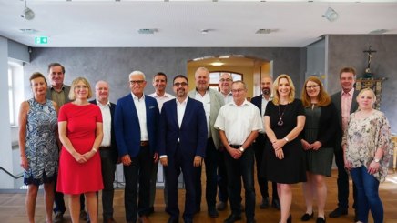 Gruppenfoto bei der BHV-Vorstandssitzung im Alten Amtshaus mit Bürgermeister Bruno Altrichter (5. von links) und dem BHV-Vorsitzenden Klaus Holetschek (rechts neben ihm).