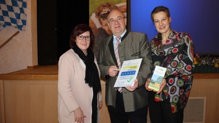 Ingrid Fischbach, Staatssekretärin im Bundesministerium für Gesundheit, RudolfWeinberger, Kurdirektor Bad Füssing und Anja Bode, BHV-Projektleiterin Allergikerfreundliche Kommune, © Bayerischer Heilbäder-Verband e.V.