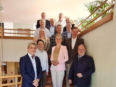 B&uuml;rgermeister Andreas Friedrich (rechts vorne) mit dem BHV-Vorstand, hinter ihm der Vorsitzende Peter Berek, links vorne Gesch&auml;ftsf&uuml;hrer Frank Oette., &copy; Bayerischer Heilb&auml;der-Verband