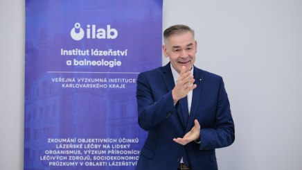 "Ziel ist es, die bayerisch-tschechische Bäderregion mit ihren jährlich rund 30 Millionen touristischen Übernachtungen als die erfolgsreichste Gesundheitsregion Europas in die Zukunft zu entwickeln", sagte Peter Berek, Präsident des Bayerischen Heilbäder-Verbands, bei der Unterzeichnung des Vertrags im tschechischen Karlsbad. Foto: Bayerischer Heilbäder-Verband "Ziel ist es, die bayerisch-tschechische Bäderregion mit ihren jährlich rund 30 Millionen touristischen Übernachtungen als die erfolgsreichste Gesundheitsregion Europas in die Zukunft zu entwickeln", sagte Peter Berek, Präsident des Bayerischen Heilbäder-Verbands, bei der Unterzeichnung des Vertrags im tschechischen Karlsbad. Foto: Bayerischer Heilbäder-Verband