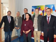 von rechts: Joachim Görtz (bpa), Gabriella Squarra (Kur GmbH), Barbara Braml (Gesundheitspädagogin), Kai Kasri (bpa), Marita Hämmerlein (Leiterin des Vivaldo Seniorenhauses St. Laurentius in Piding) und Dr. Christian Alex (BHV), © Bayerischer Heilbäder-Verband e.V.