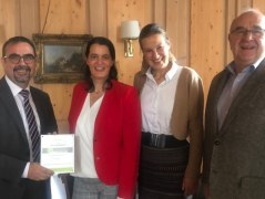Klaus Holetschek, Prof. Claudia Traidl-Hoffmann, Anja Bode und Rudolf Weinberger (v. li.) beim Ideenaustauch im Bayerischen Landtag., © Bayerischer Heilbäder-Verband e.V.