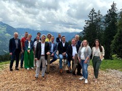 Der Vorstand des BHV mit dem Vorsitzenden Peter Berek (5. Von rechts) und Tourismusdirektor Max Hillmeier (links au&szlig;en)., &copy; Bayerischer Heilb&auml;der-Verband e.V.