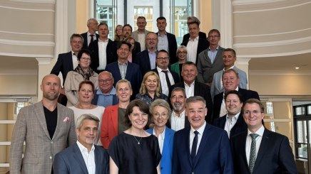 MdB Emmi Zeulner, 1. Vorsitzender Peter Berek, Gesch&auml;ftsf&uuml;hrer Frank Oette und der gesamte Vorstand des BHV mit den Verantwortlichen der Landesheilb&auml;derverb&auml;nde Deutschlands, &copy; Bayerischer Heilb&auml;der-Verband e.V.