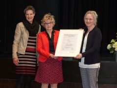 Brigitte Steidele - Dritte Bürgermeisterin der Gemeinde Bad Füssing (Mitte) und Bad Füssings Kur- &amp; Tourismusmanagerin Daniela Leipelt (rechts) bekamen das neue Zertifikat Für Allergier qualitätsgeprüfter Kurort von BHV-Projektleiterin Anja Bode überreicht, © Rudolf G. Maier
